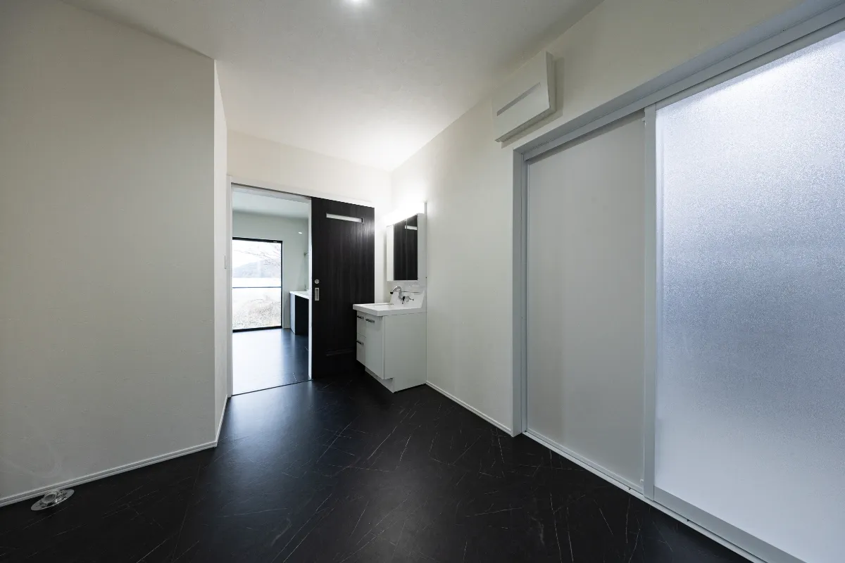 白とダークカラーを基調にした洗面スペース