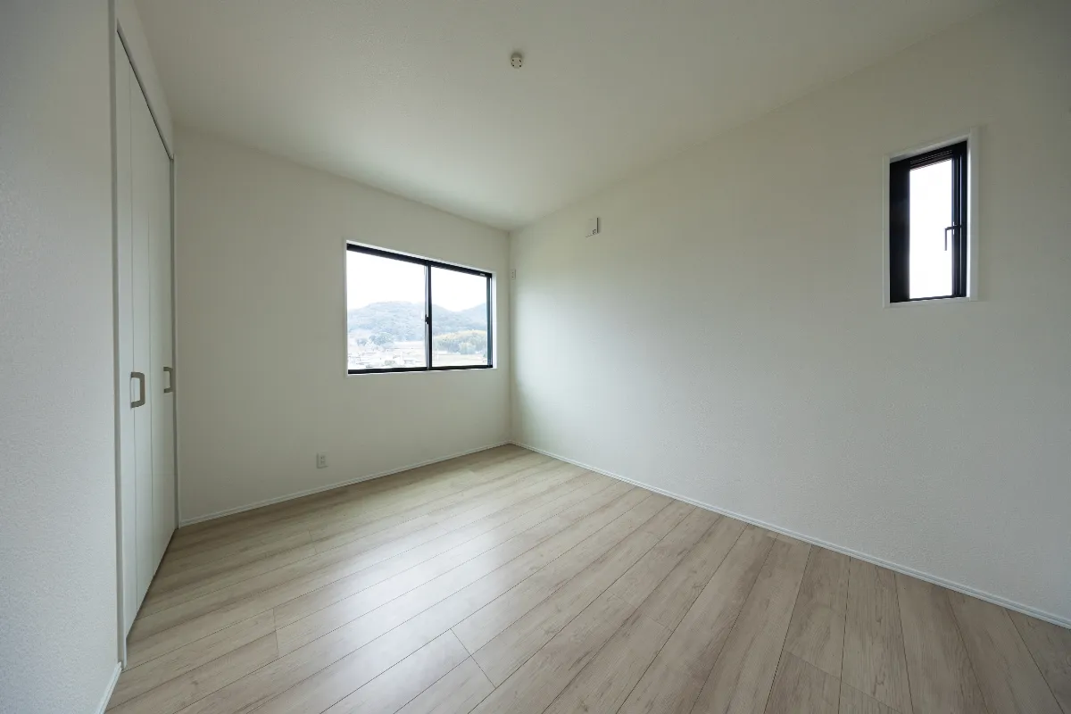 開放感と快適性を両立した2面採光の明るい洋室