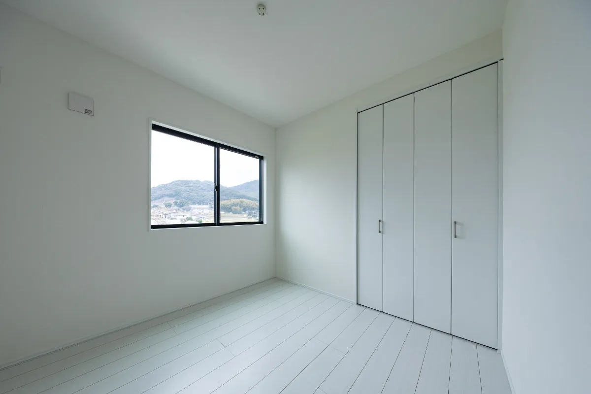 ホワイトを基調とした清潔感のある洋室