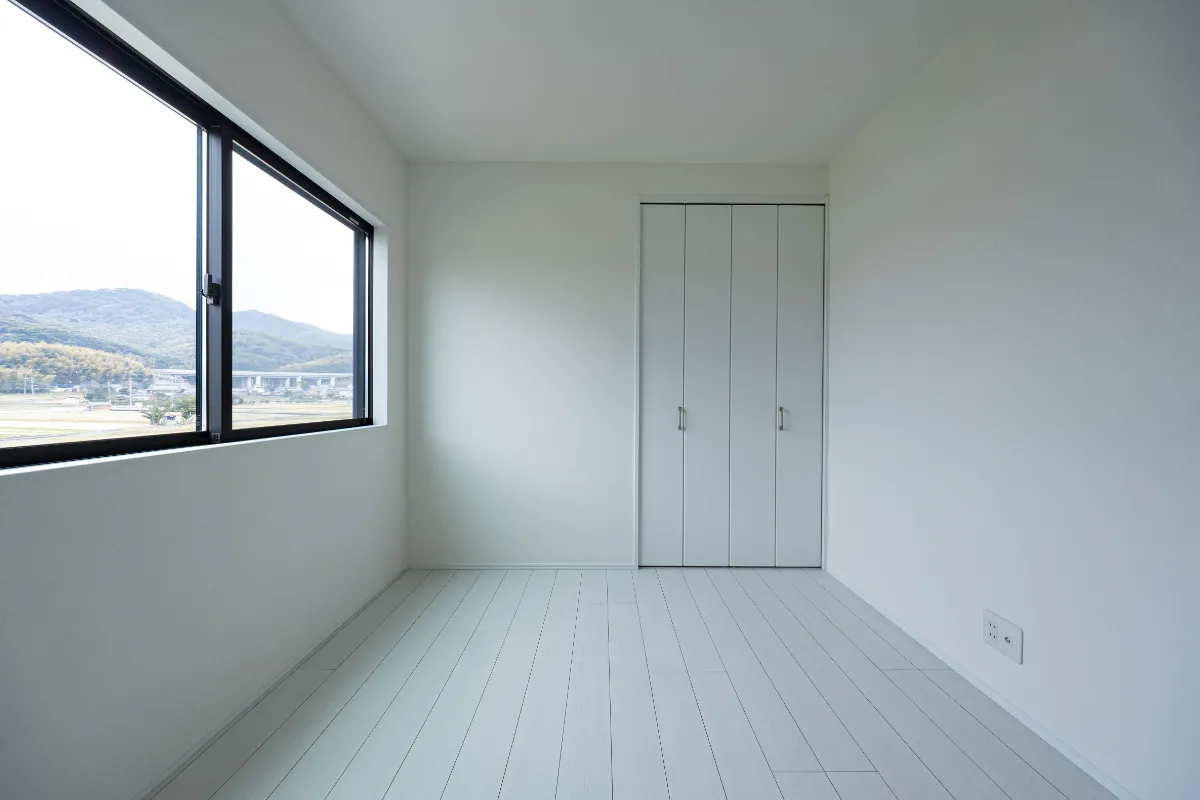 ワイドな窓からの景色を楽しめる明るく爽やかな洋室