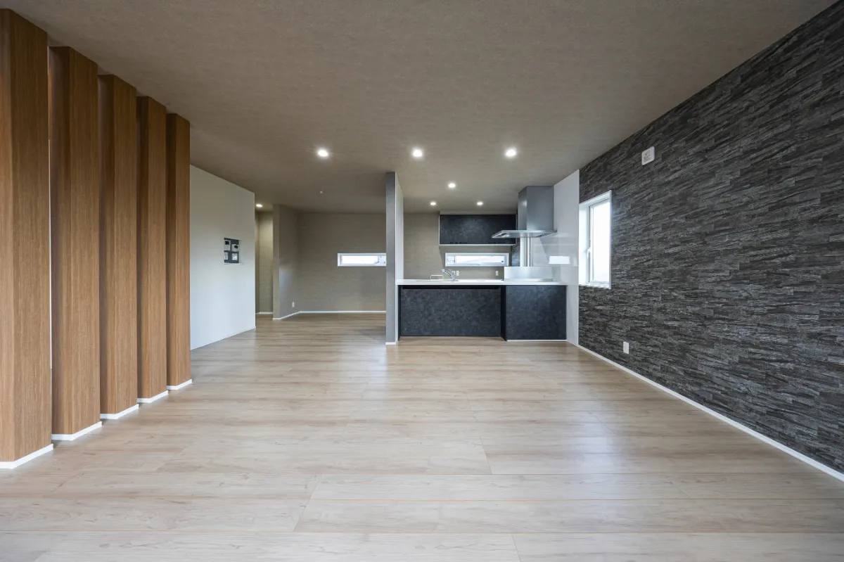 格子越しに広がるリビングスペースは、ダウンライトで全体をやさしく照らし、落ち着いた雰囲気を演出しています。