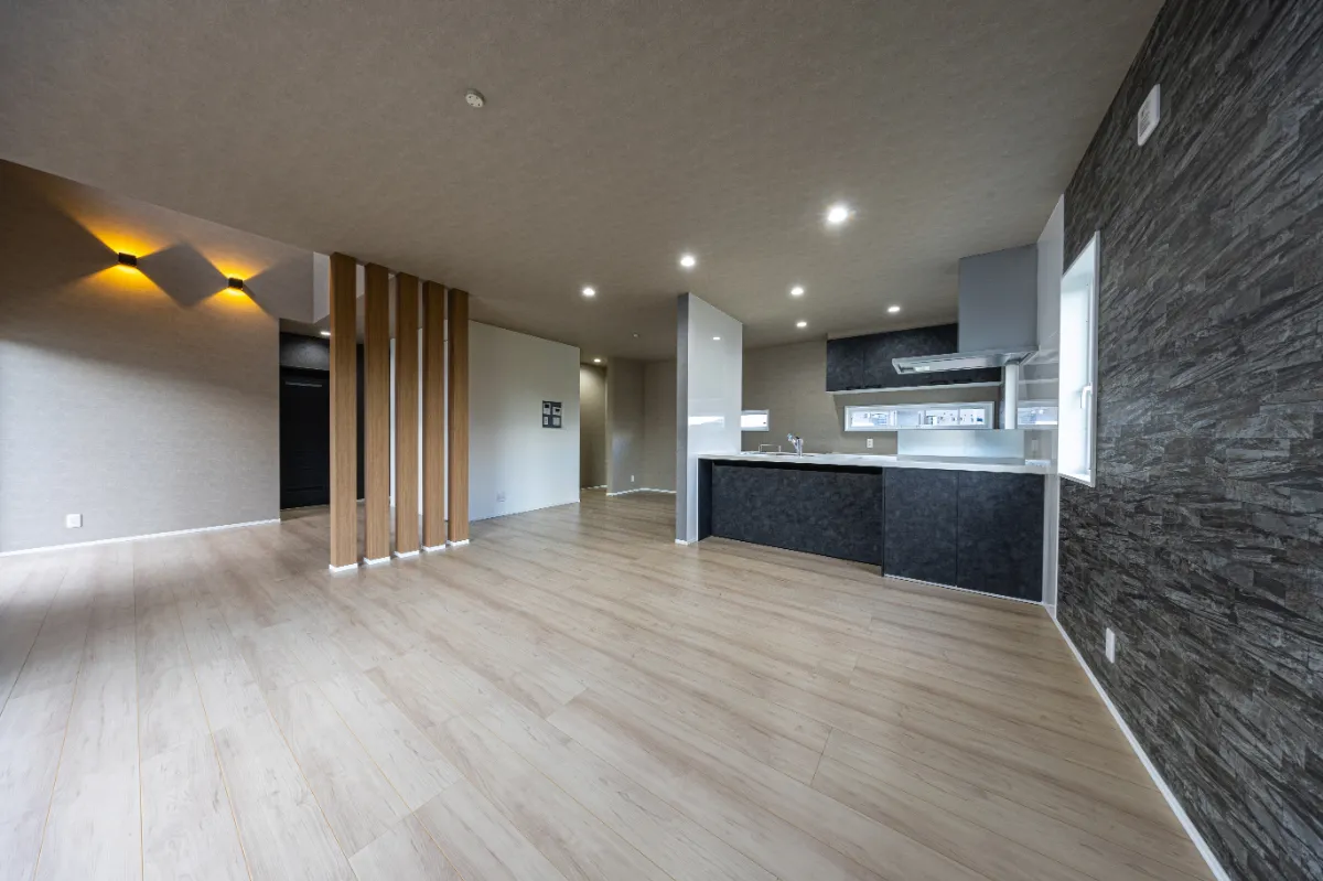 キッチンからリビングまで見渡せる配置。家族の気配を感じながら過ごせる、つながりのある間取りです。