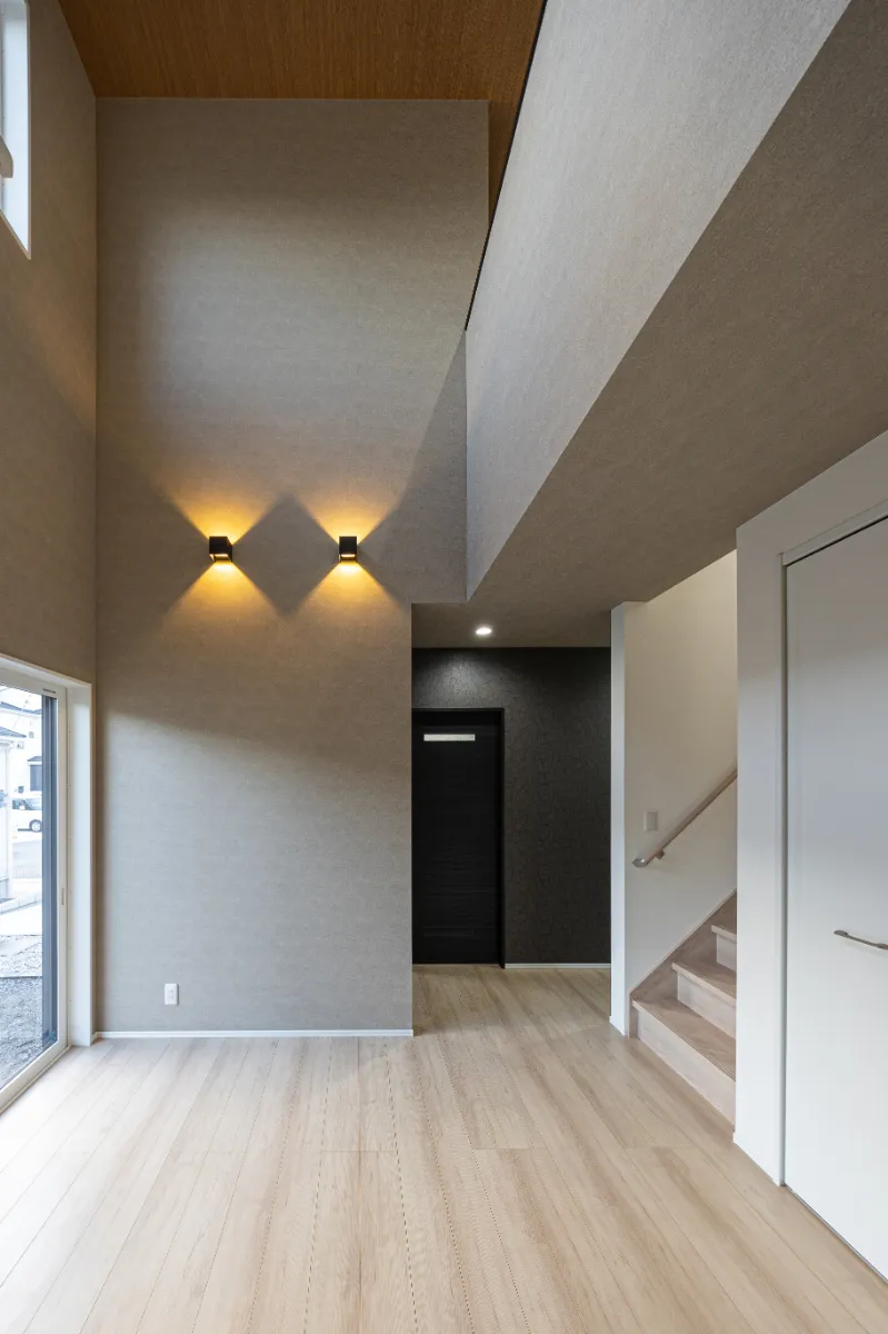 階段と吹き抜けを組み合わせたリビングの一角。上下階のつながりを感じられる、開放感のある設計です。