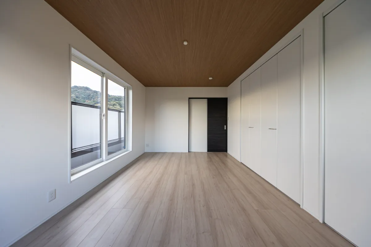 大きな窓から自然光が入る洋室。バルコニーにもつながり、開放感のある気持ちのよい居室です。