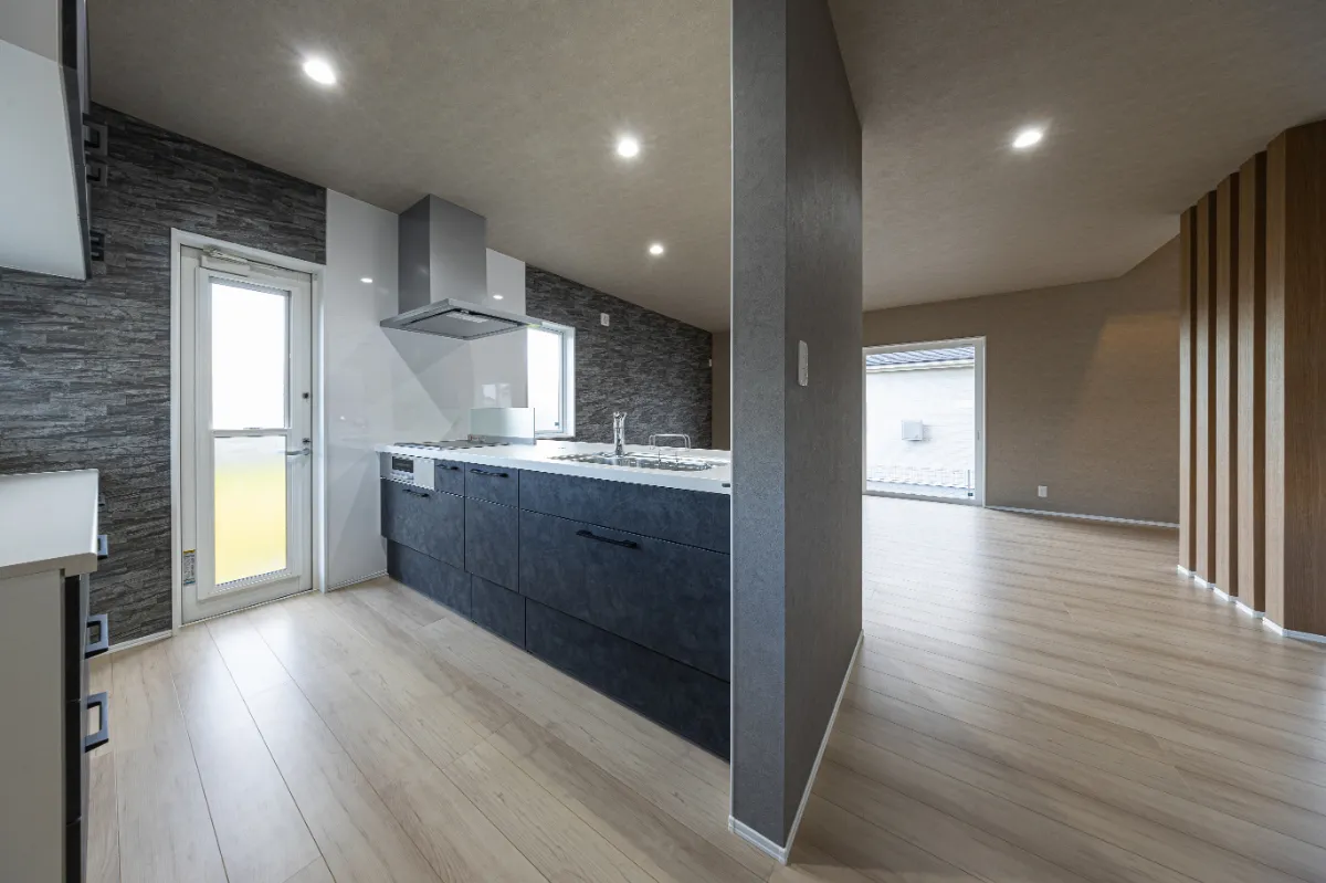 キッチンからリビング・ダイニングまで見渡せる開放的な空間。家族の様子を感じながら料理ができる、つながりのある間取りです。