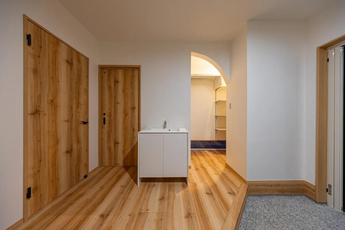 玄関に設けた手洗いカウンターと収納スペース。帰宅後の動線にも配慮した間取りです。