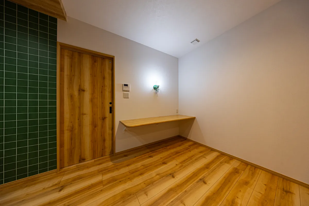 キッチン横に設けた造作カウンター。ちょっとした作業や休憩にも使える、便利なスペースです。