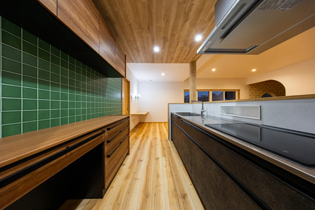 キッチンからリビングを見渡せるレイアウト。開放感があり、家族との会話も自然に生まれます。