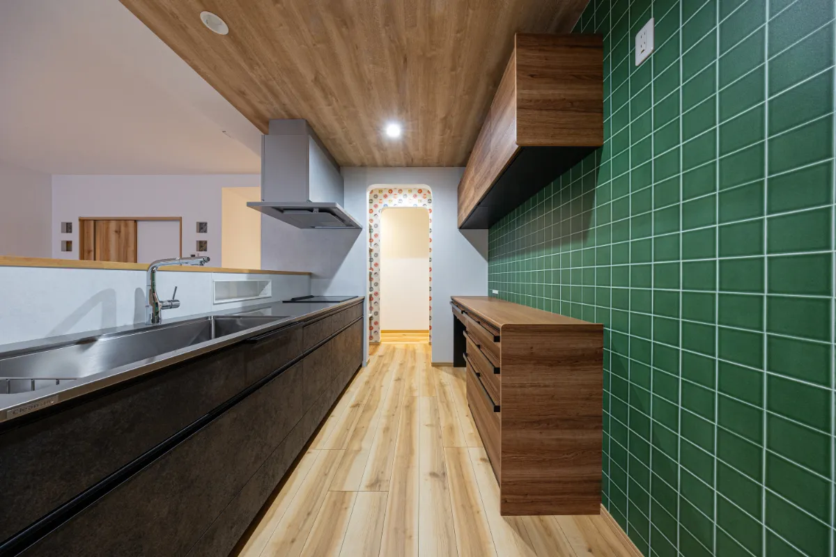 調理スペースに奥行きを持たせたキッチン。作業動線がスムーズで、毎日の料理も快適にこなせます。