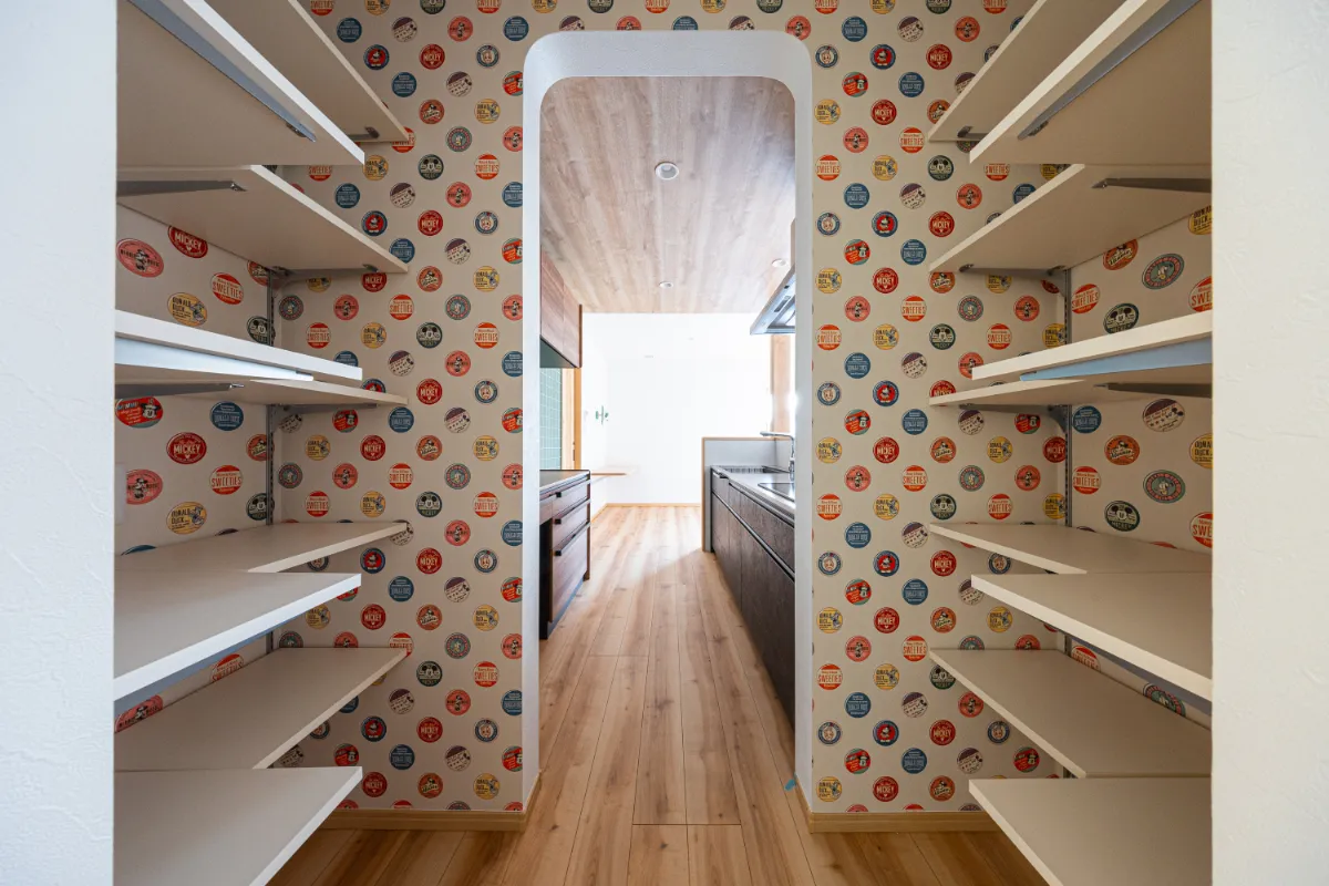 両側に棚を設けたパントリースペース。食品や日用品をすっきり収納でき、キッチンまわりを整えやすい設計です。