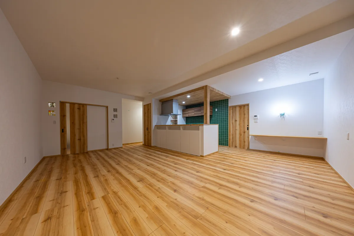 木目の床が広がる開放的なLDK。キッチンを中心に空間がゆるやかにつながり、家族が自然と集まる間取りです。