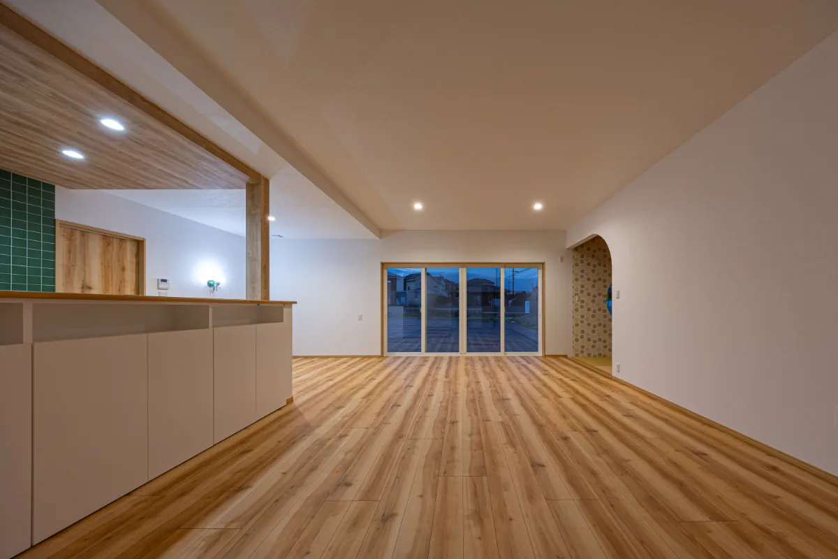 リビング正面に配置した大開口の掃き出し窓。外とのつながりを感じられる、明るく広がりのあるリビングです。