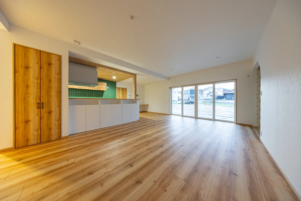 キッチンからリビングまで見渡せるワンフロア設計。家具の配置もしやすく、暮らしの幅が広がります。