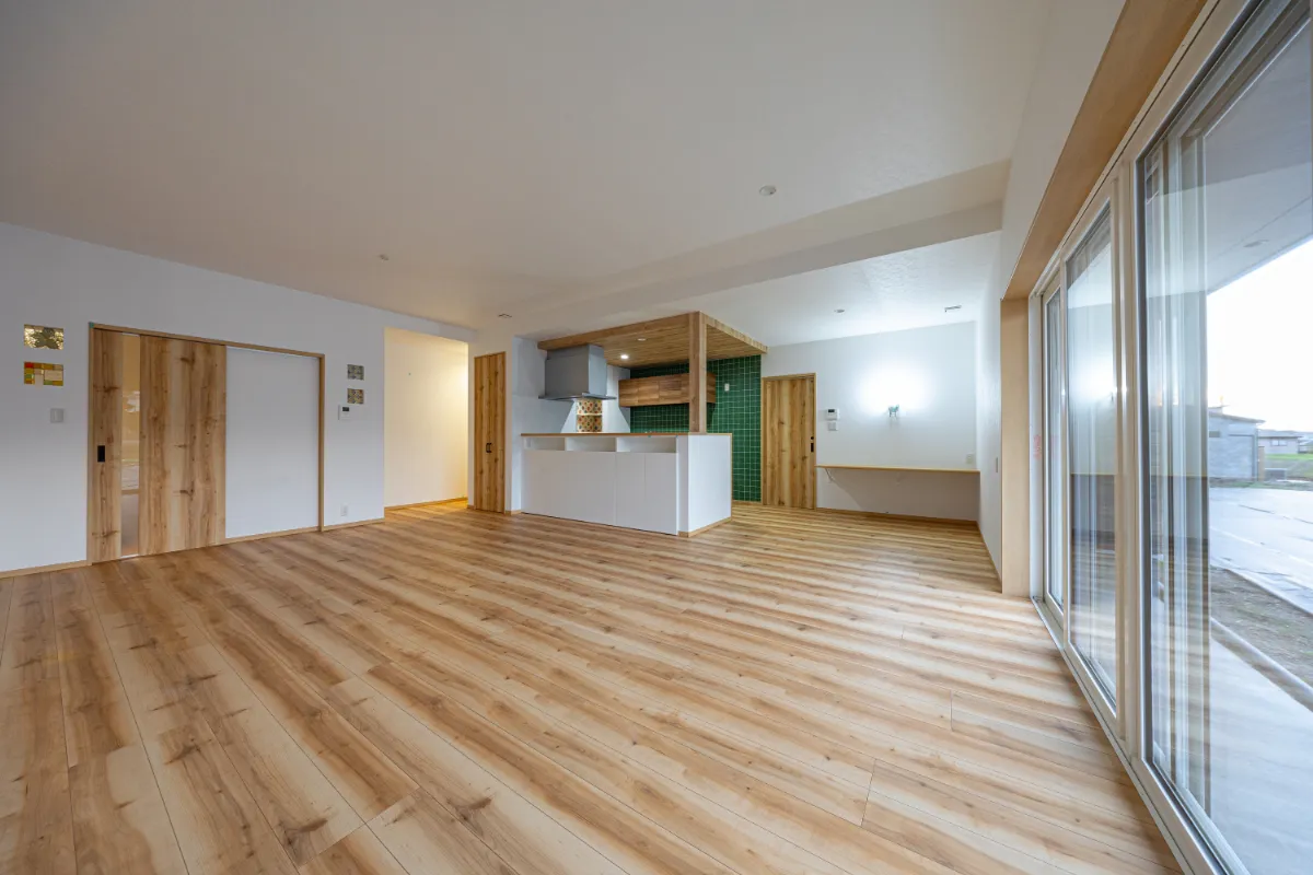 リビング奥からLDK全体を見たカット。空間に広がりがあり、ゆったりとした時間を過ごせます。