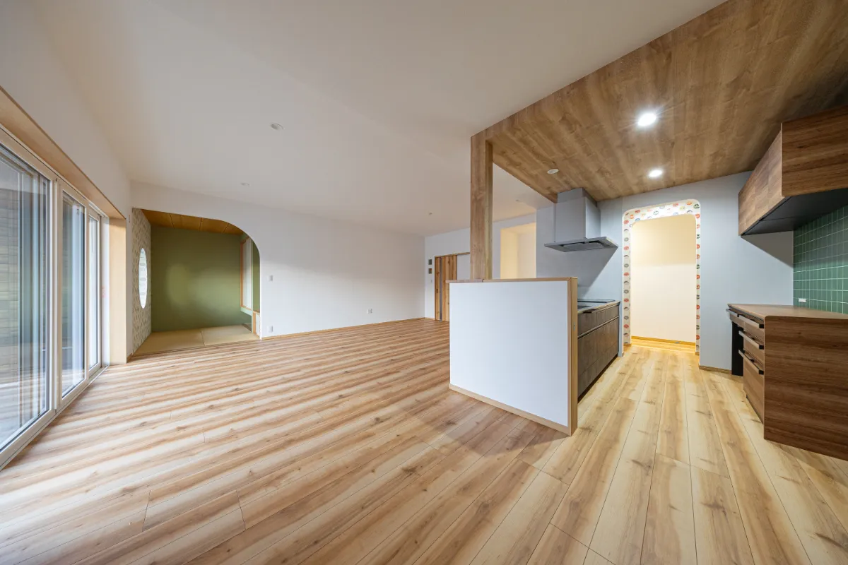 キッチン横から見たリビング。動線がスムーズで、家事をしながらでも家族の様子がわかります。