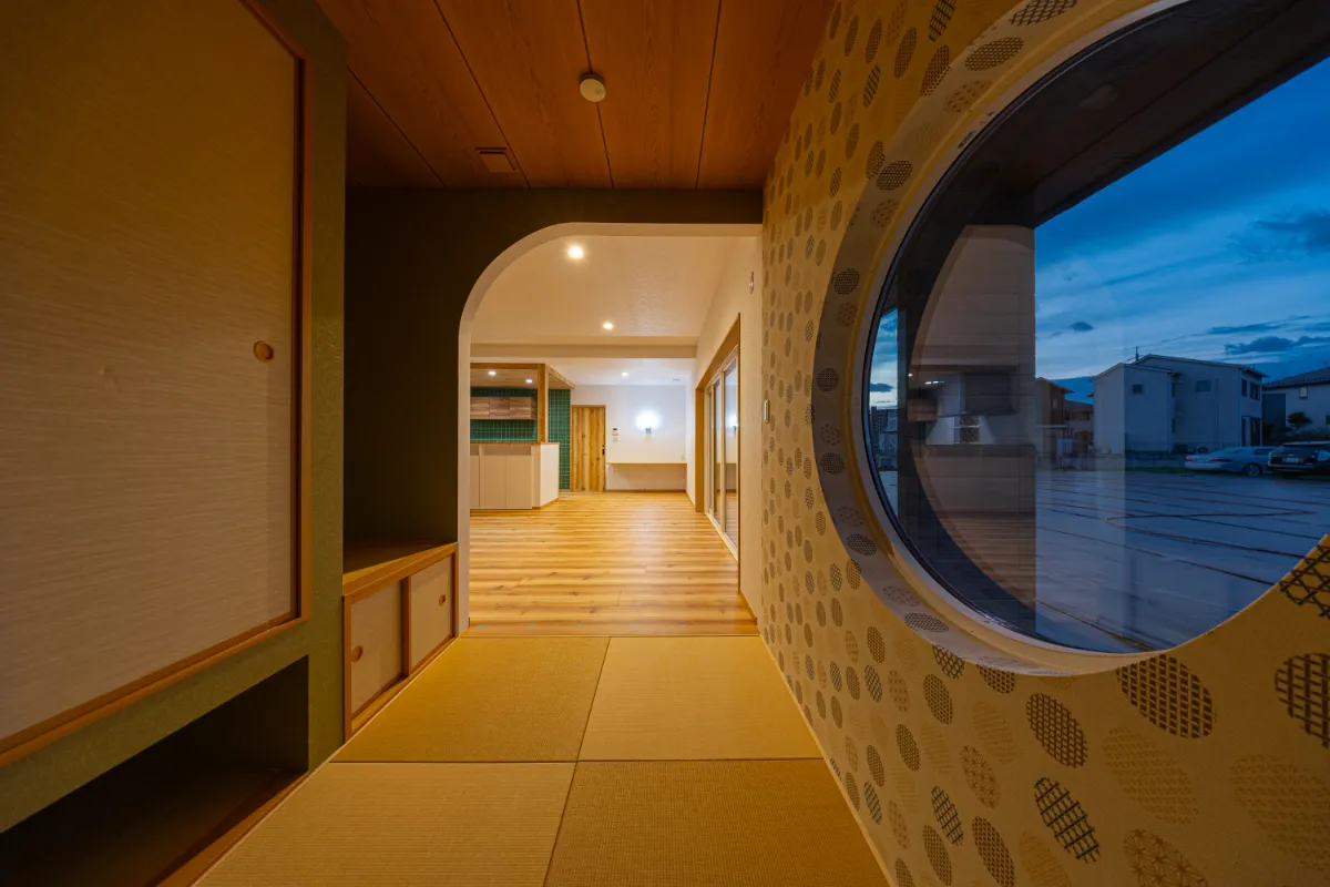 丸窓とアクセントクロスが印象的な和室。コンパクトながらも遊び心を感じられる、住まいの中のくつろぎコーナーです。