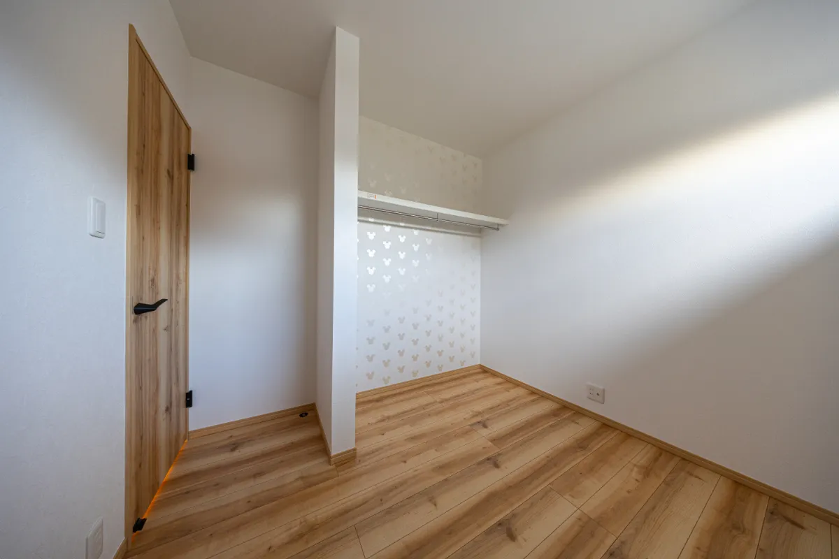 収納スペースを備えた洋室。木目の床と白い壁でまとめた、シンプルで使いやすい空間です。