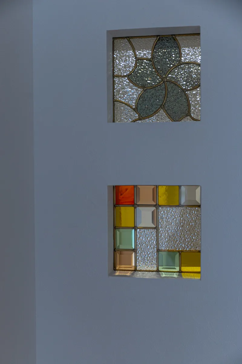壁に埋め込んだステンドグラス。色ガラスの組み合わせが、空間にやさしい彩りを添えています。