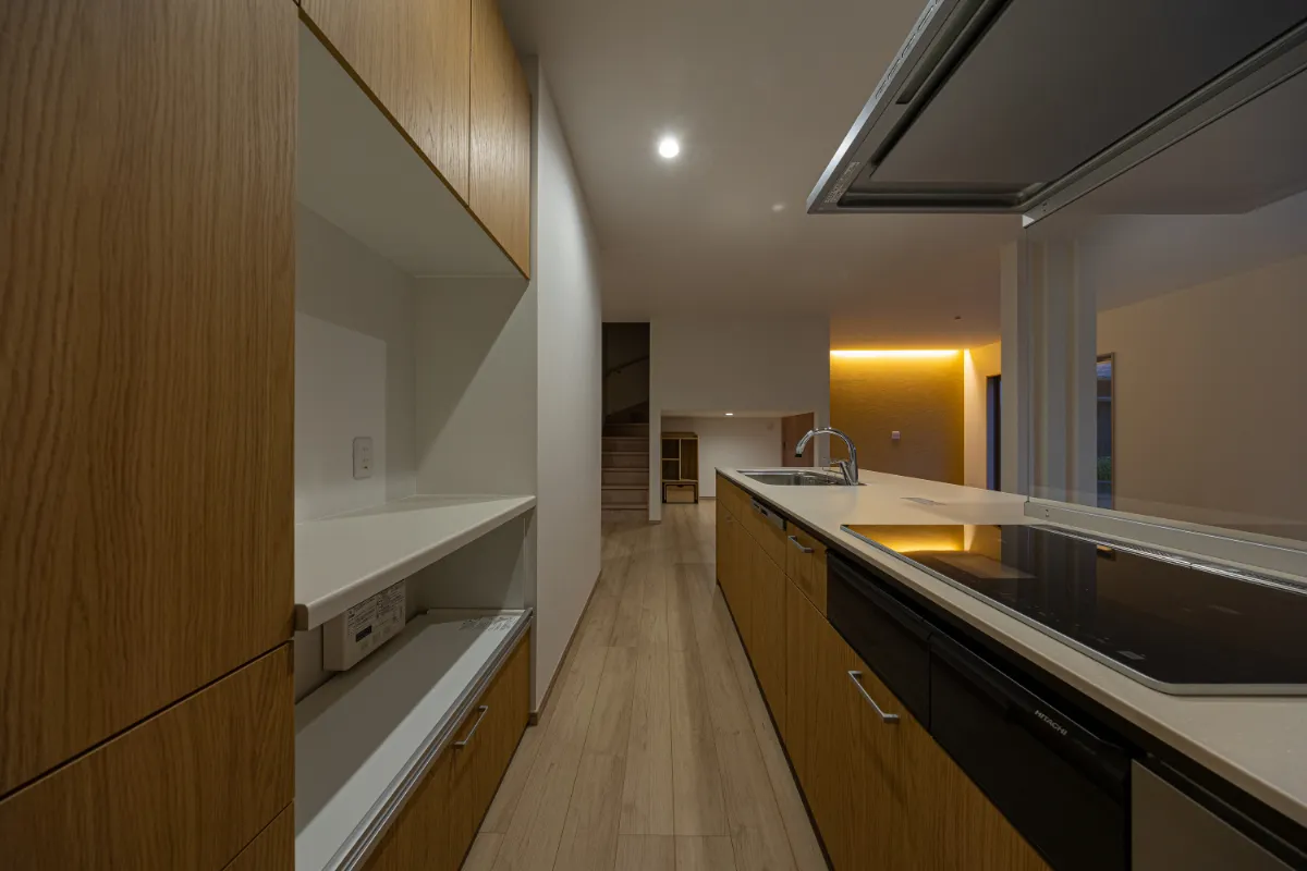 間接照明のやわらかな光が空間に奥行きをもたらすキッチン。昼間とは表情を変え、落ち着いた雰囲気の中で料理時間を楽しめます。