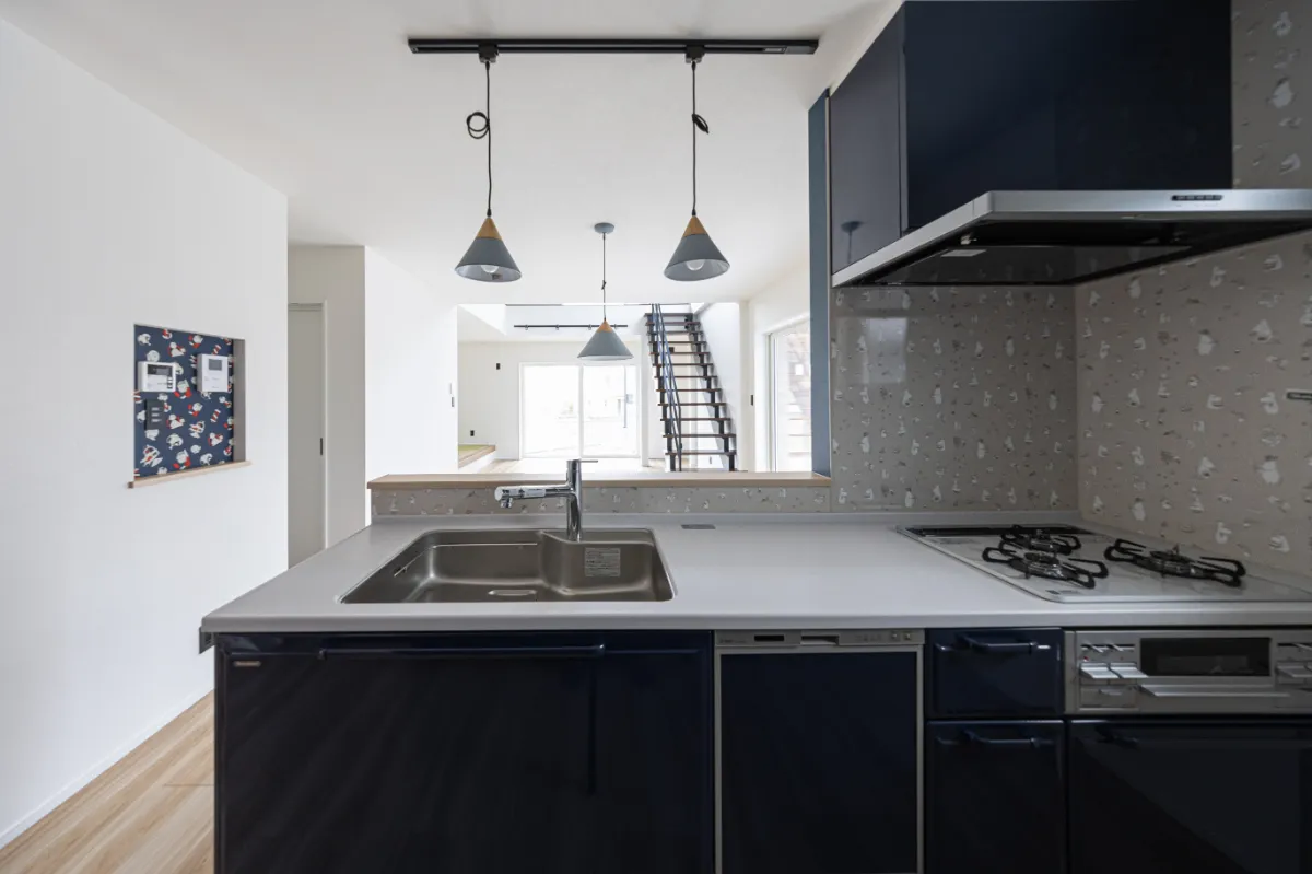 料理をしながら家族の様子を感じられる、開放的な配置になっています。