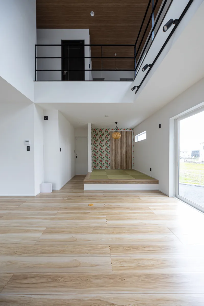 吹き抜け越しに見える小上がり和室。上下階がゆるやかにつながり、明るさと開放感を取り込んだ設計です。