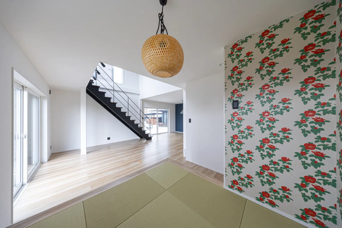 畳スペースからリビングを望む視点。階段や大きな窓まで視線が抜け、空間全体のつながりを感じられます。