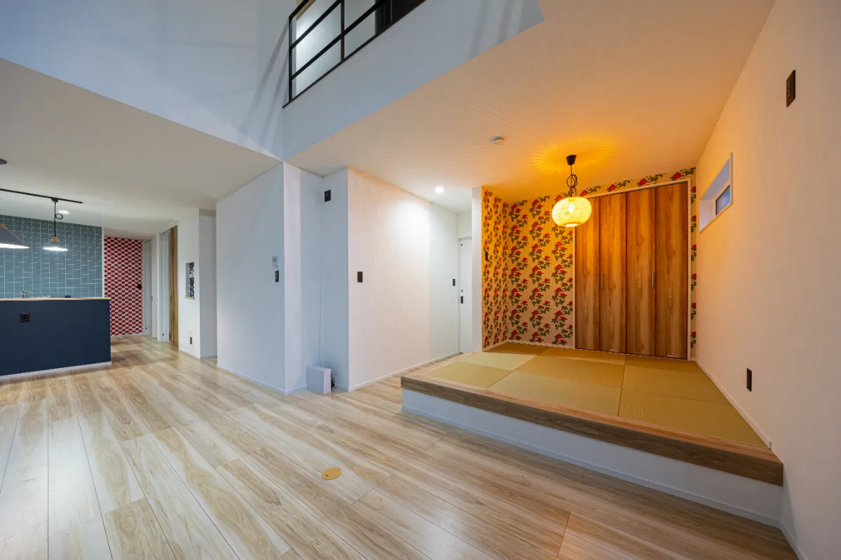 夜の小上がり和室。ペンダントライトのやわらかな灯りと柄クロスが映え、落ち着いた雰囲気の中にも個性が光ります。