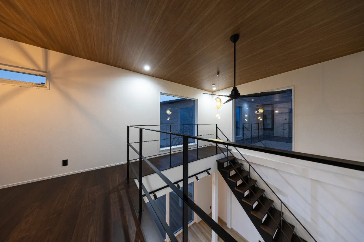 夜の吹き抜けと2階ホール。空間をやさしく包み込み、昼間とは違った落ち着いた雰囲気を演出しています。