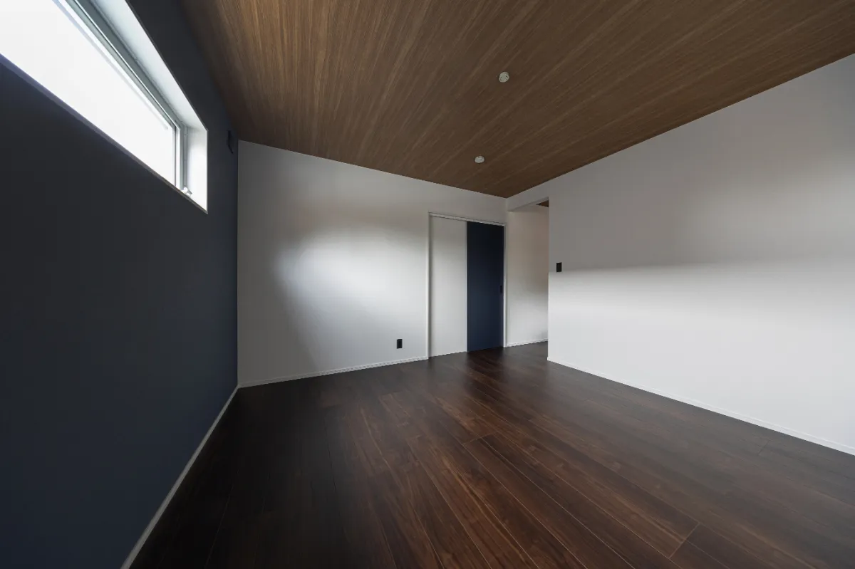 ダークトーンの床と天井が空間に奥行きを与え、シンプルながらも印象的な仕上がりです。