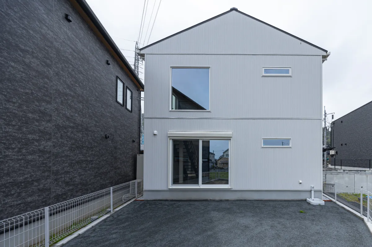 庭側から見た住まいの外観。大きな掃き出し窓と2階のスクエア窓がリズムよく配置され、室内の明るさと開放感を感じられるデザインになっています。