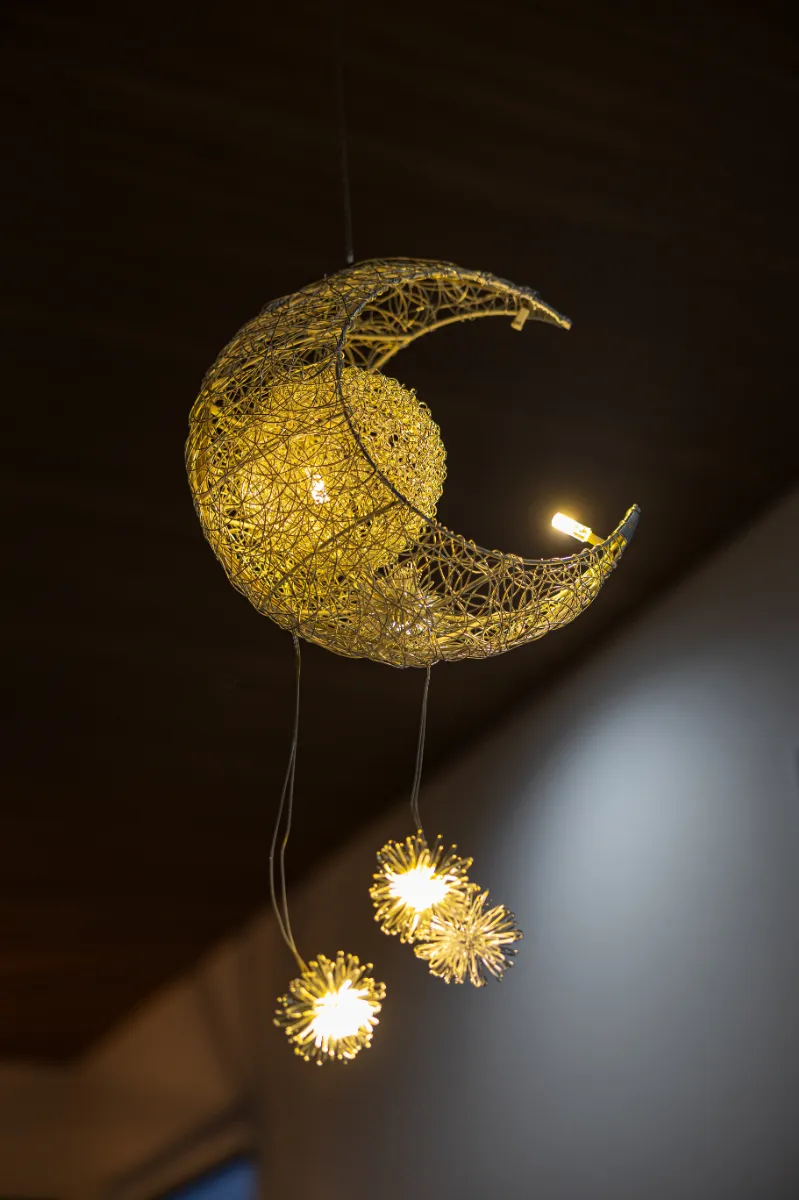 月をモチーフにしたデザイン照明。立体感とやさしい光が重なり、幻想的な雰囲気を演出しています。