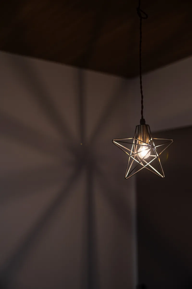 星型フレームのペンダントライト。シンプルな空間の中で、ほどよい遊び心を感じさせるワンポイントです。