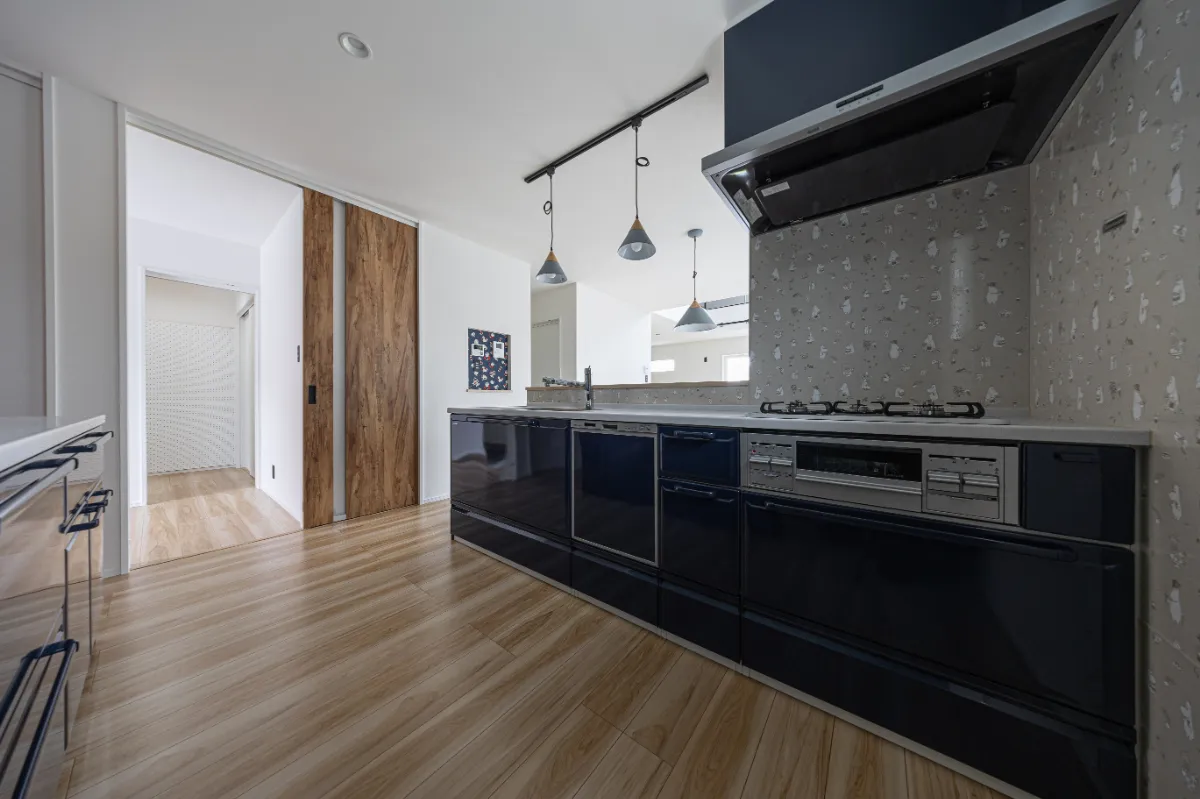 背面収納とゆとりのある作業スペースを確保し、日々の調理がスムーズに行えるレイアウトになっています。