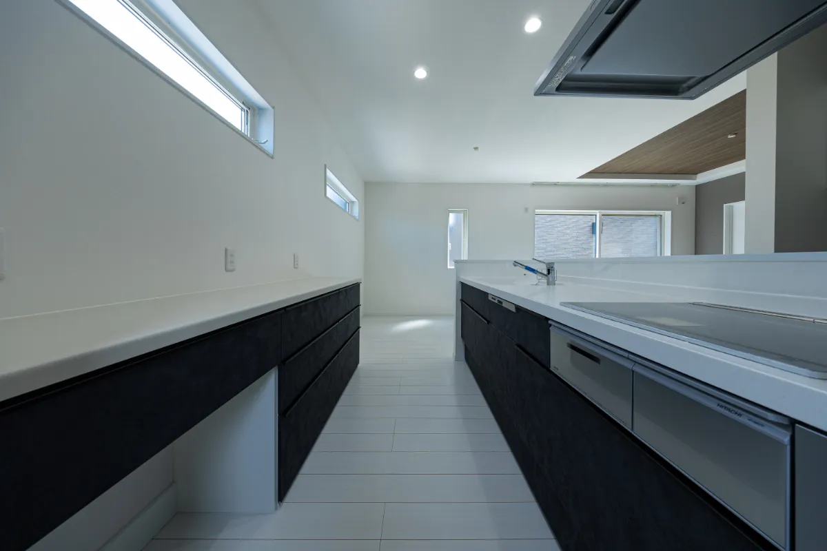 背面収納とカウンターを設け、家事動線にも配慮した、使い勝手の良いレイアウトになっています。