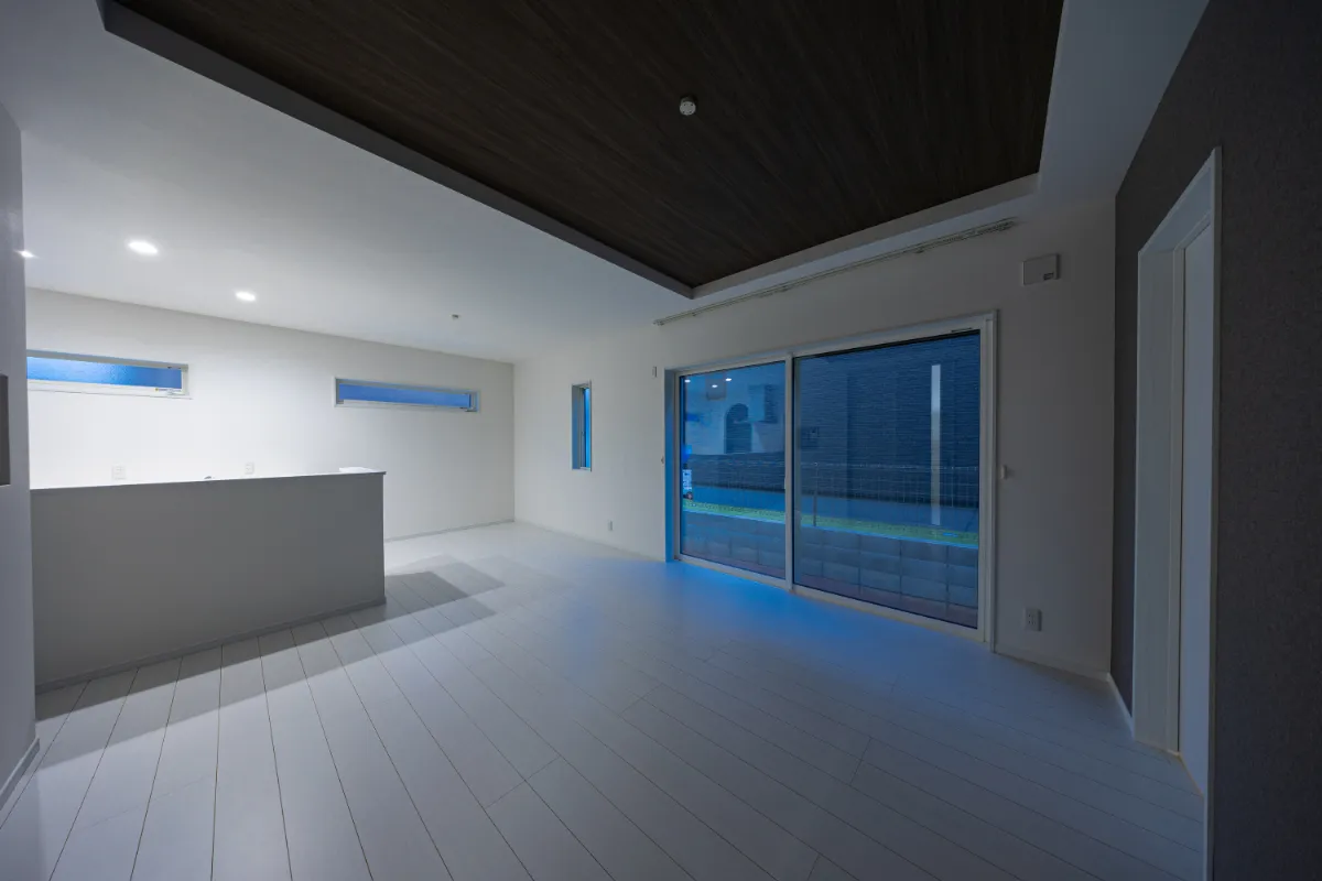 外の光を取り込みながら、室内全体がやわらかくつながるレイアウトになっています。