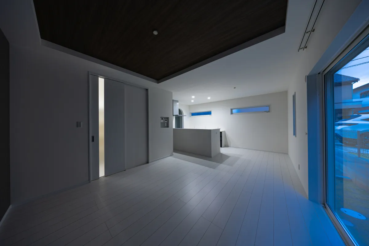 折り上げ天井が奥行きを演出し、白を基調とした空間にほどよいメリハリを加えています。