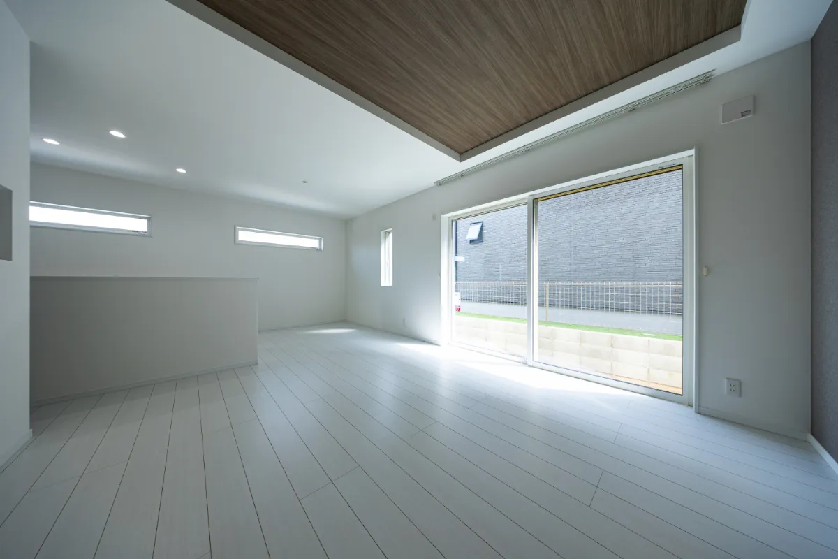 キッチン方向を望むリビング。LDKが一体となった間取りで、家族の気配を感じながら過ごせる設計です。