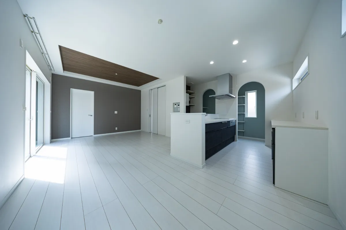 リビング全体を見渡した一枚。大開口と横長窓で光を取り込み、明るさと広がりを感じられる空間に仕上げています。