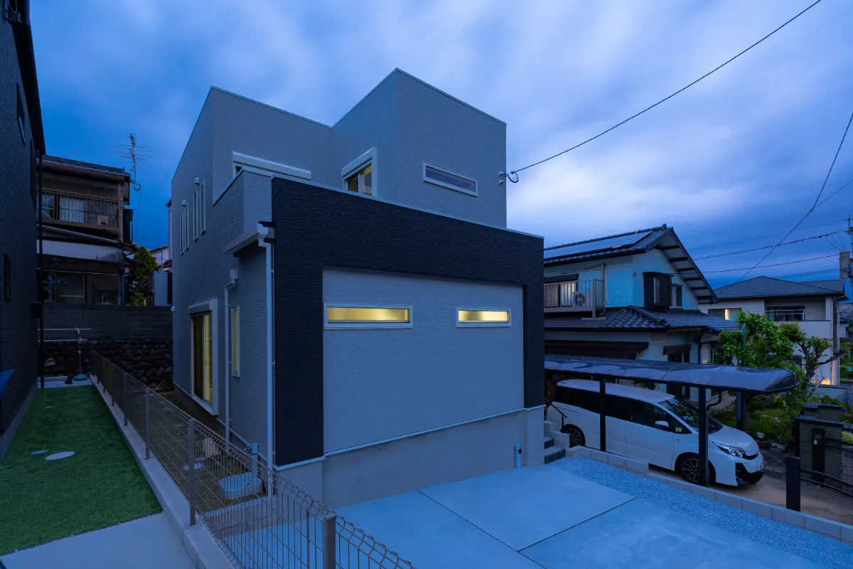 白を基調にダークトーンを効かせた外観。奥行きのある形状が、シンプルながら印象的な佇まいを演出しています。