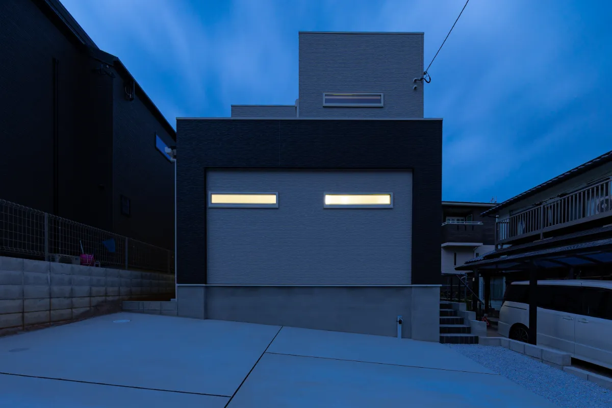 フラットな壁面に水平ラインの窓を配した外観。シャープさとやわらかさを併せ持つ佇まいが魅力です。