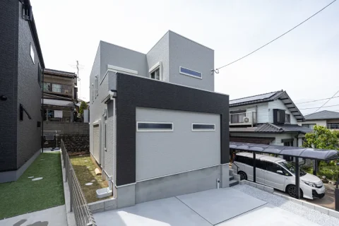 直線的なラインと立体的な構成が特徴の外観。角度によって異なる表情を楽しめるデザインです。