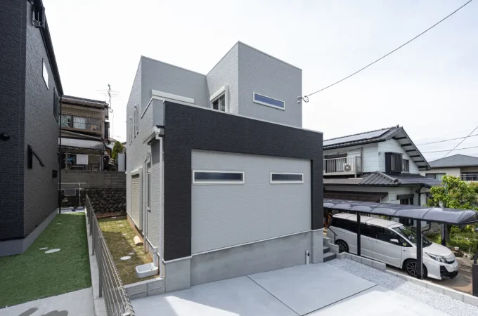 直線的なラインと立体的な構成が特徴の外観。角度によって異なる表情を楽しめるデザインです。