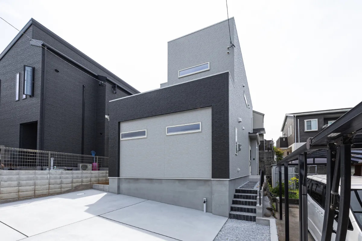 シャープなシルエットに横長窓がアクセントとなった、モダンな印象の住まいです。