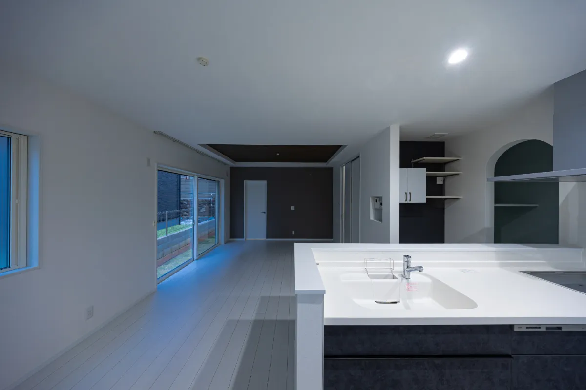 奥まで視線が抜けるレイアウトで、空間の広がりを感じられる明るいキッチンです。