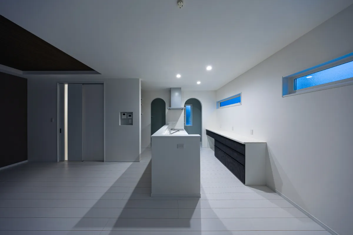 アーチ形の開口と壁面収納がやわらかなアクセントになり、すっきりとした中にも表情のある空間に仕上げています。