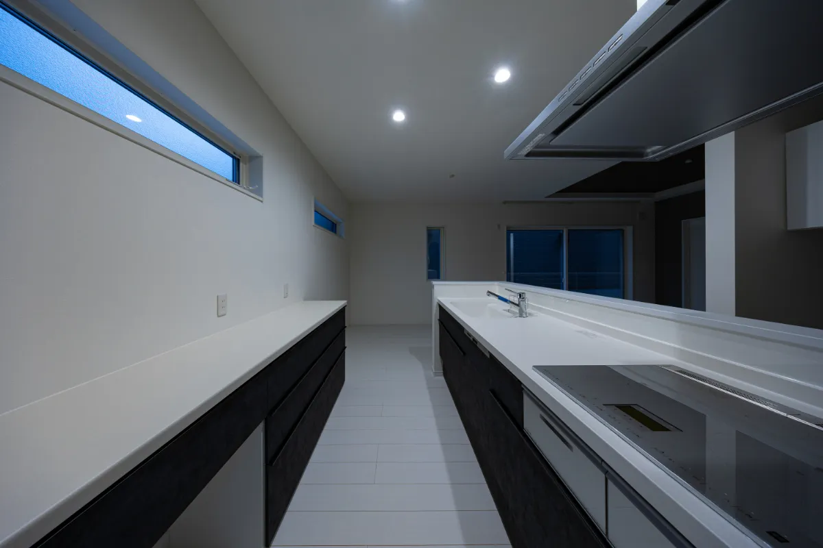 調理スペース側から見たキッチン。広めのワークトップと横長の窓で、手元を明るく保ちながら作業しやすい設計です。