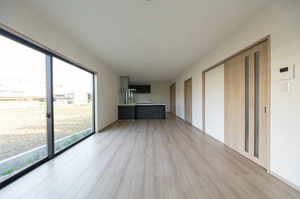 大きな掃き出し窓からたっぷり光が入るLDK。奥まで視線が抜け、開放感を感じられる空間です。