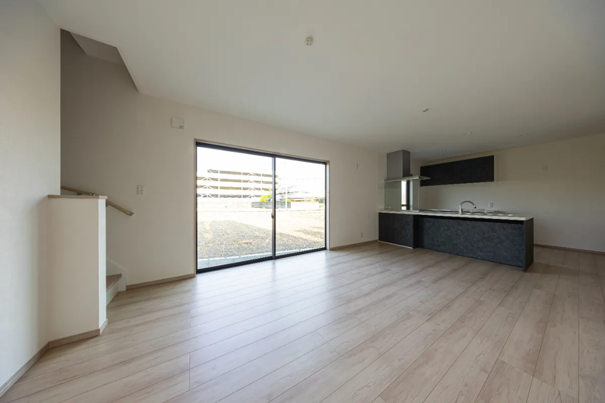 階段とリビングがゆるやかにつながるレイアウト。自然と家族が集まる、のびやかなLDKです。