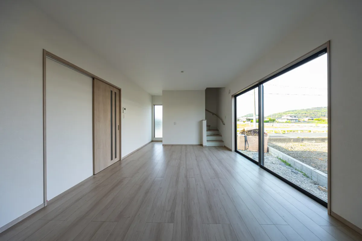 キッチン側から見たリビング全体。一直線につながる空間構成で、実際の広さ以上の開放感があります。