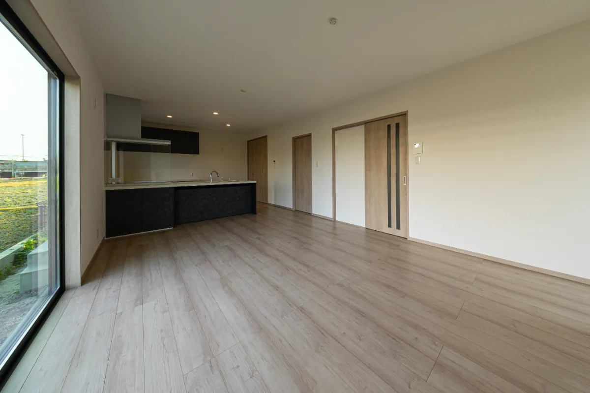 掃き出し窓と室内を一体的に感じられる配置。外の景色も取り込みながら、心地よく過ごせるリビングです。